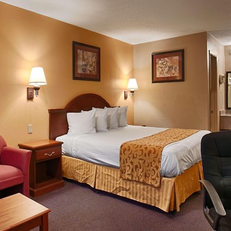 Best Western Delhi Inn Bagian luar foto
