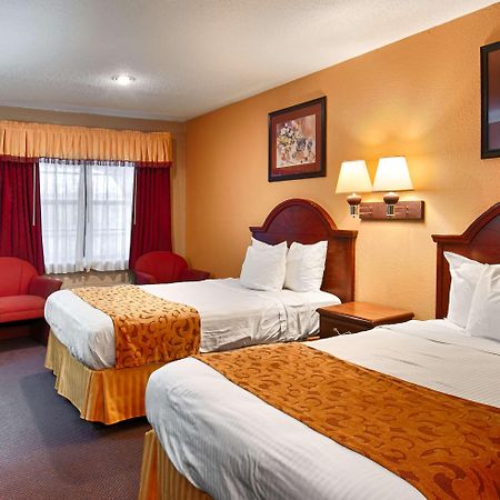 Best Western Delhi Inn Bagian luar foto