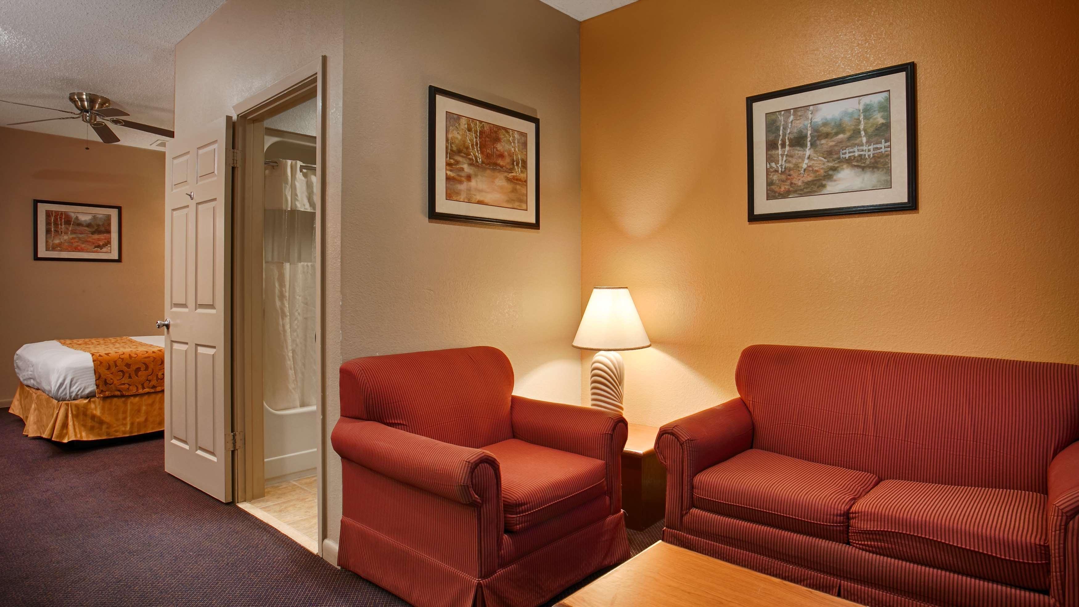 Best Western Delhi Inn Bagian luar foto