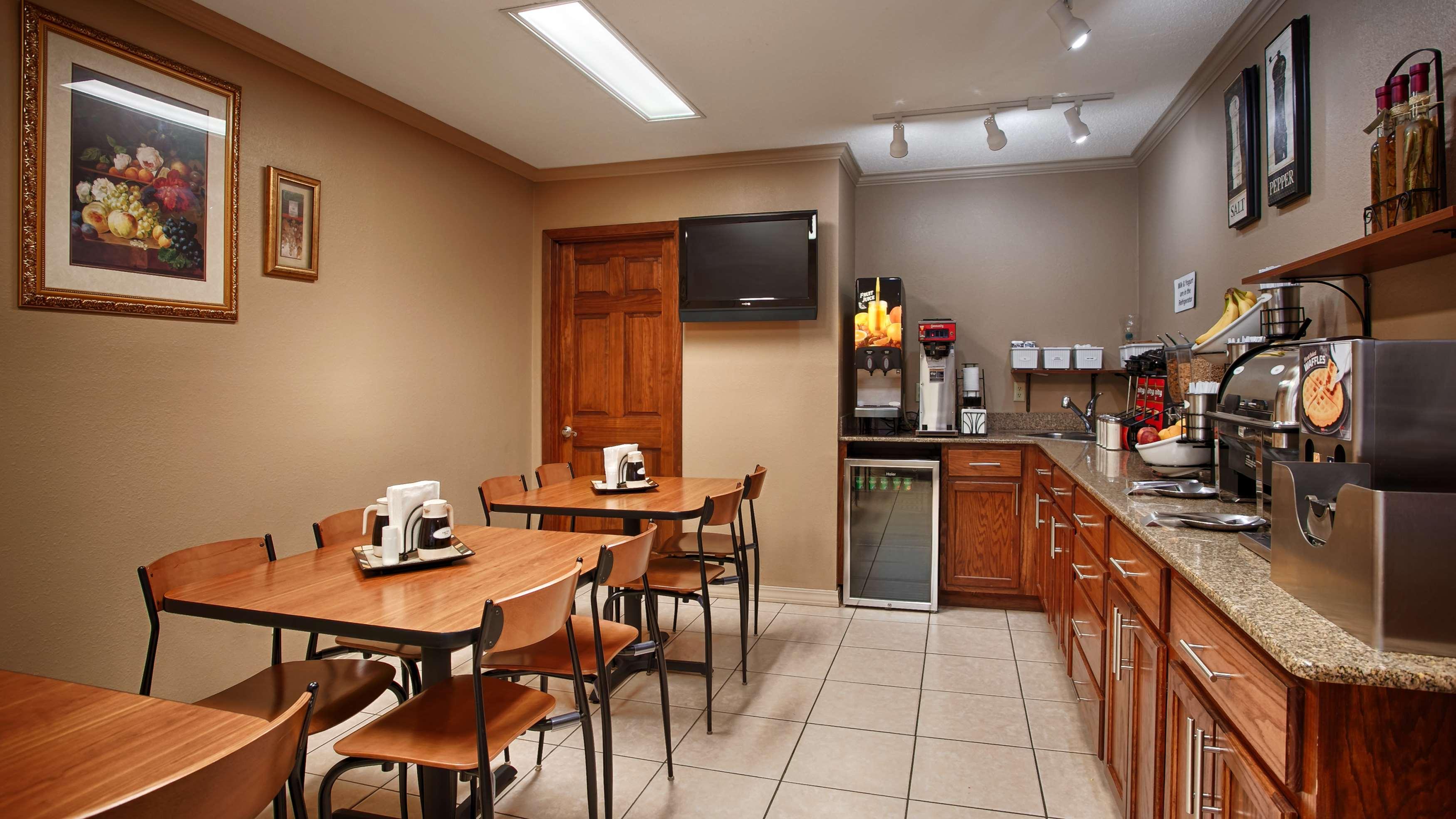 Best Western Delhi Inn Bagian luar foto