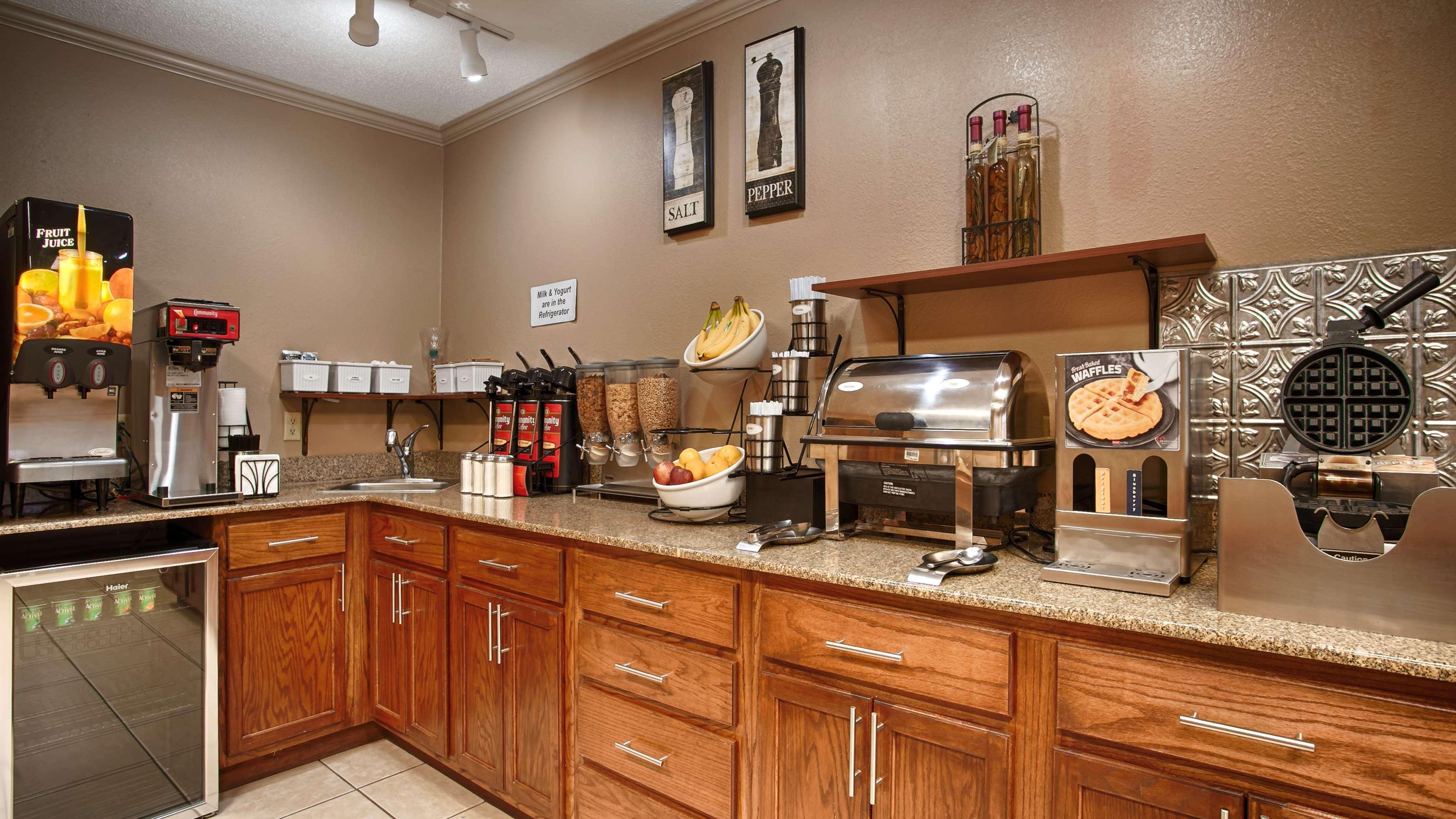 Best Western Delhi Inn Bagian luar foto