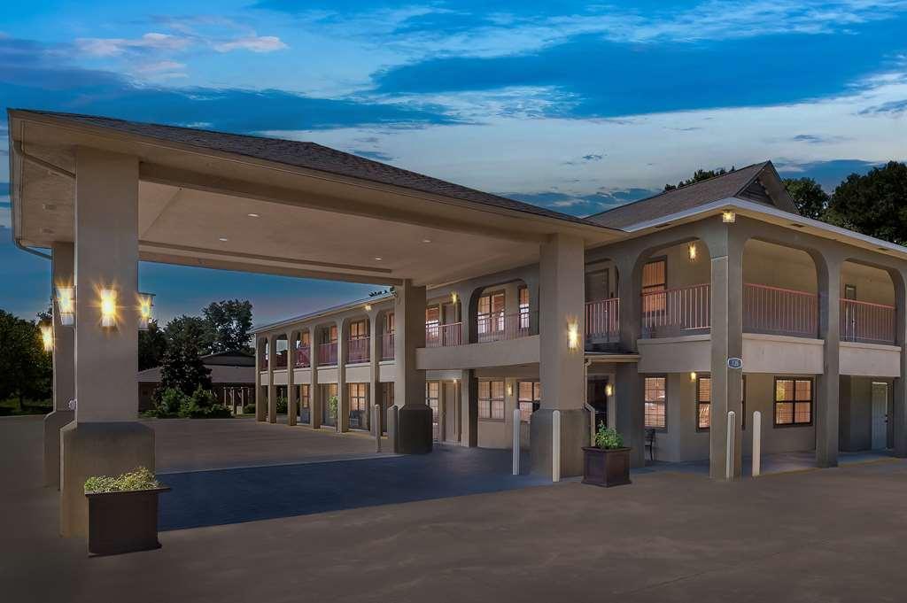 Best Western Delhi Inn Bagian luar foto