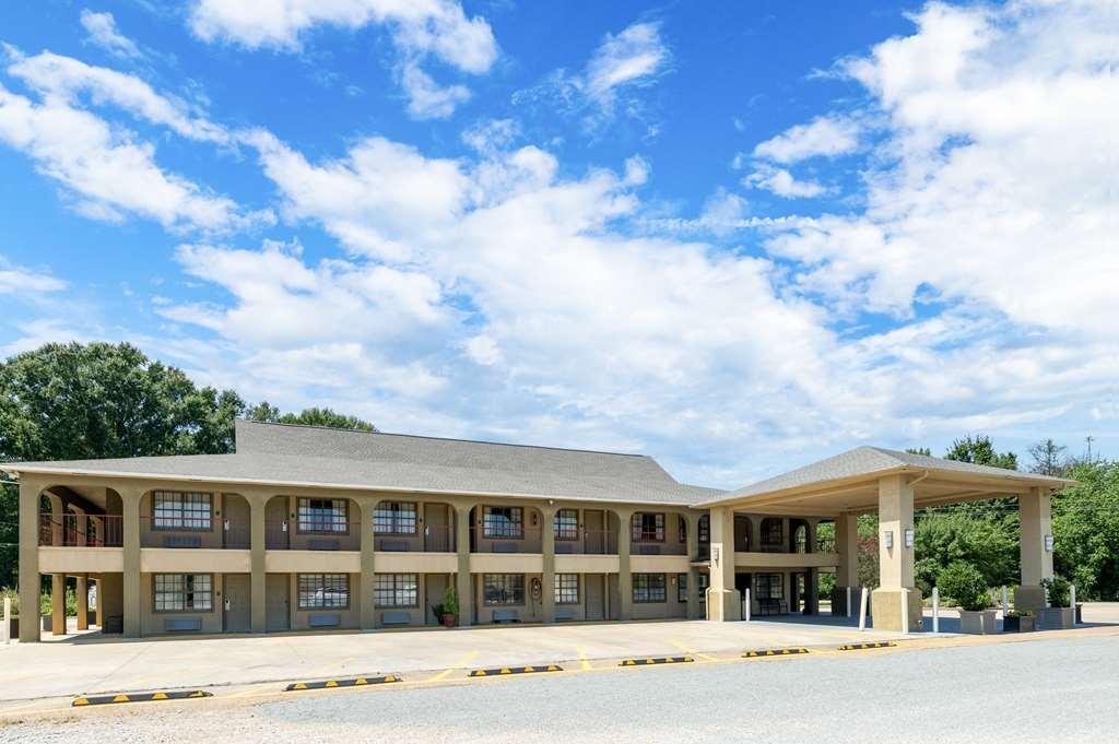 Best Western Delhi Inn Bagian luar foto
